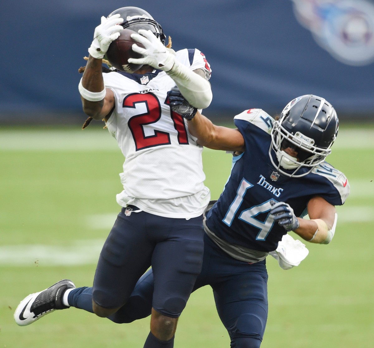 Houston Texans cornerback Bradley Roby (21) pulls in an interception of a pass intended for Titans receiver Kalif Raymond (14) George Walker IV/ Tennessean.com via Imagn Content Services, LLC