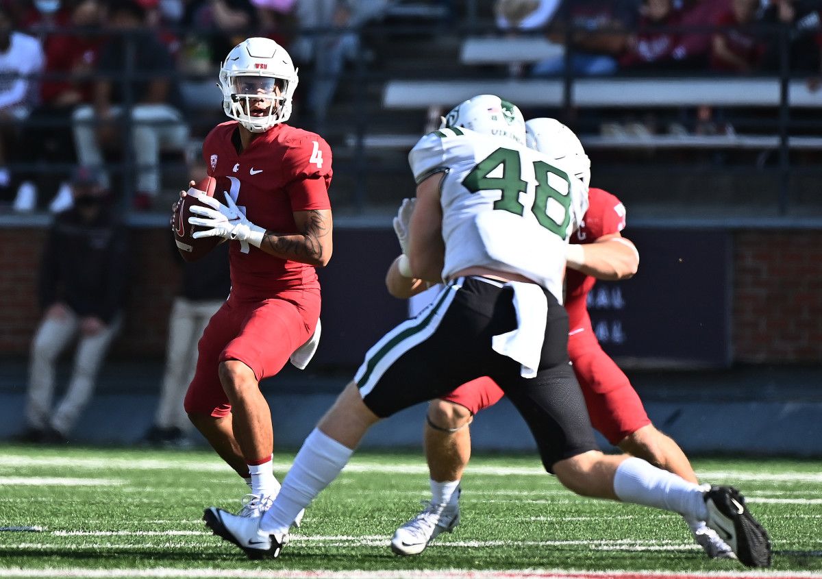 Washington State quarterback Jayden de Laura (4) drops back for a pass against Portland State.
