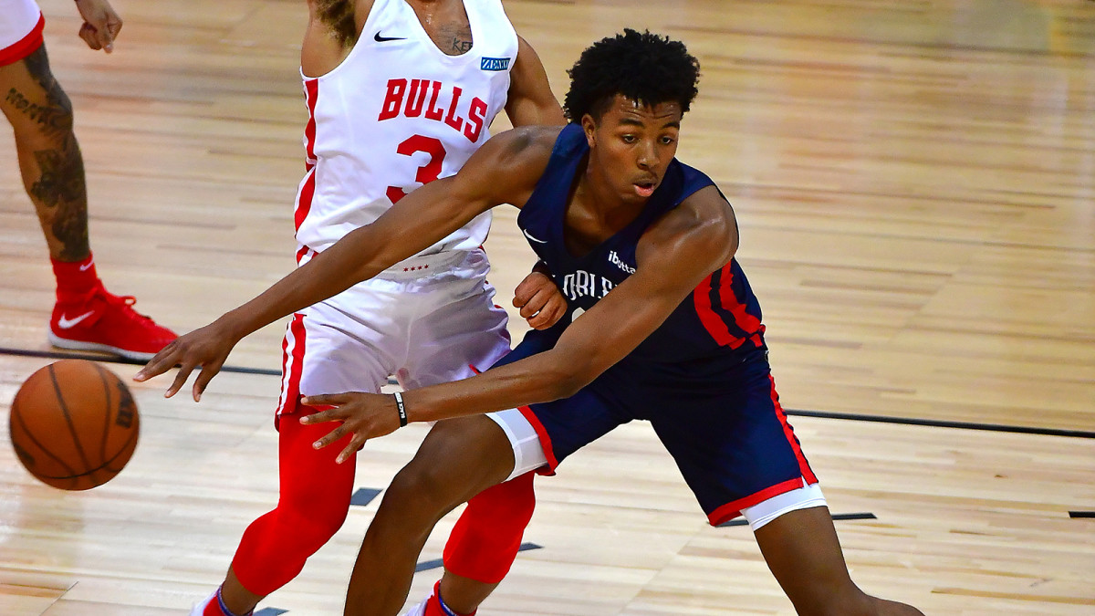 trey-murphy-pelicans-pass