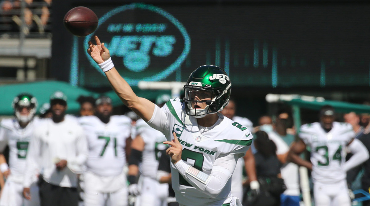 Jets quarterback Zach Wilson throws the ball.