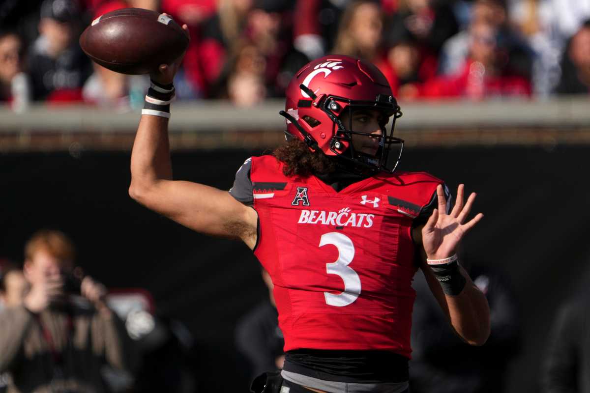 Cincinnati Bearcats quarterback Evan Prater (3) throws in the first quarter during a college football game against the Tulane Green Wave, Friday, Nov. 25, 2022, at Nippert Stadium in Cincinnati. Ncaaf Tulane Green Wave At Cincinnati Bearcats Nov 25 0062