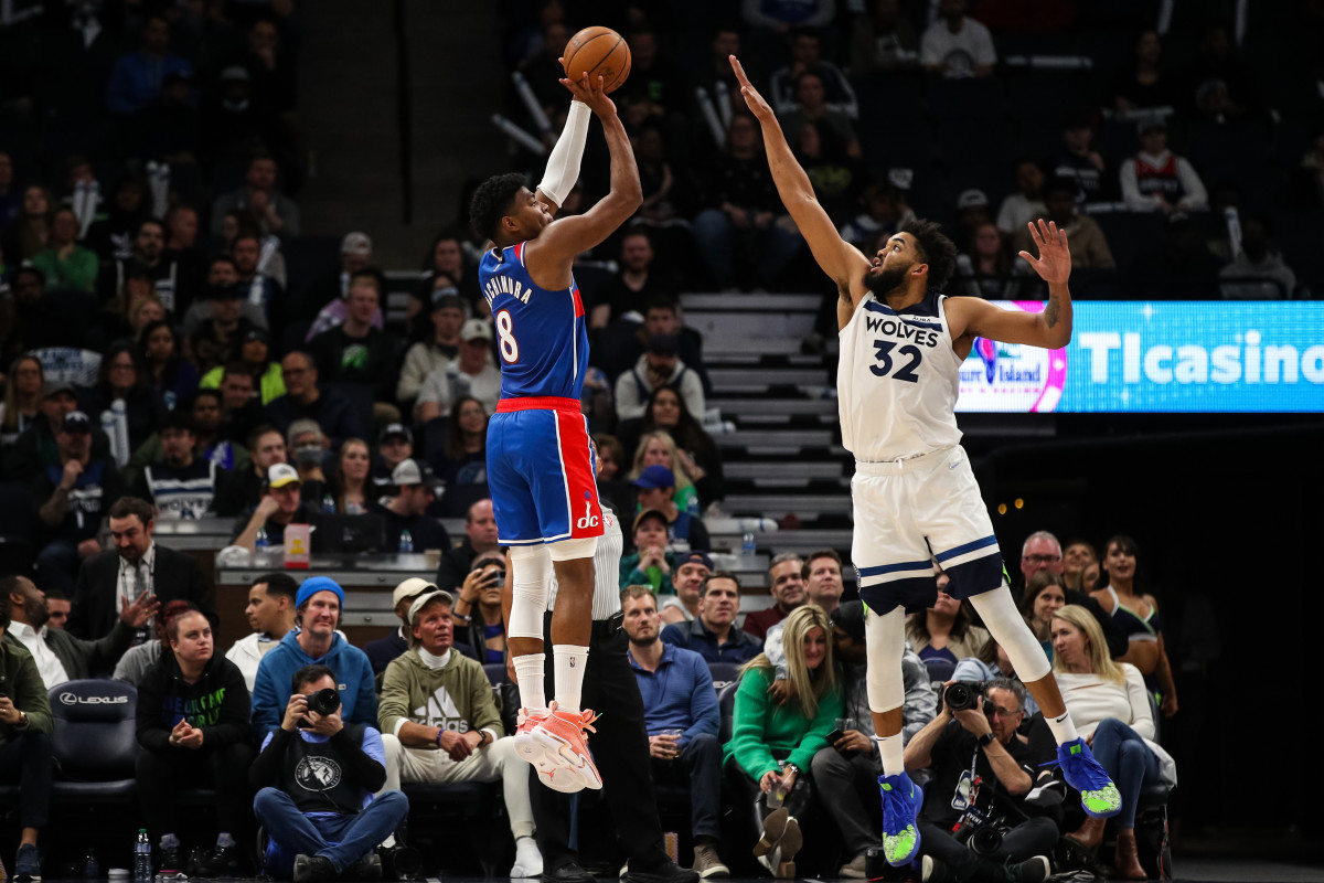 Karl-Anthony Towns trying to slow down Rui Hachimura