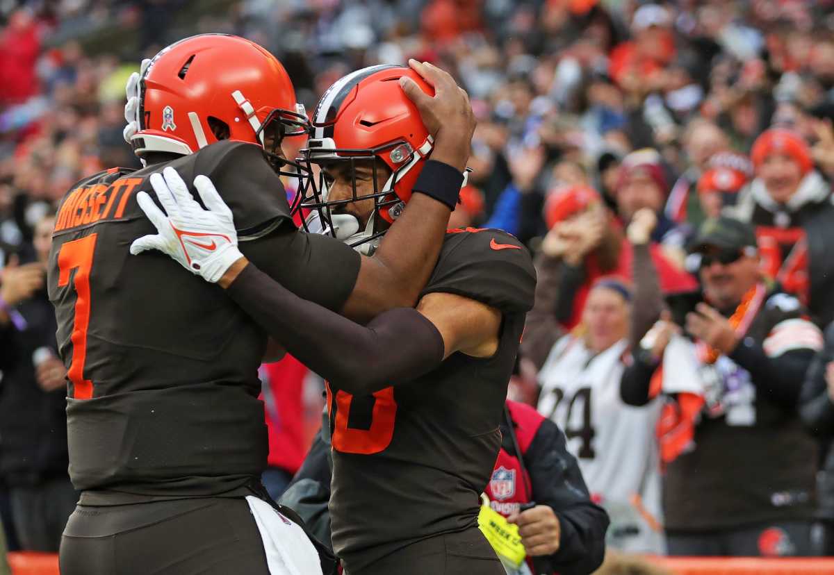 Jacoby Brissett and Anthony Schwartz celebrate Schwartz's first-quarter touchdown run against the Bucs