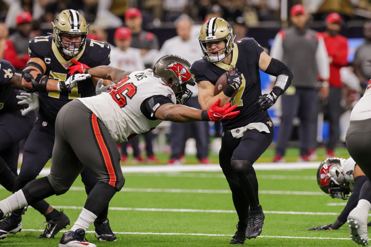 New Orleans Saints Taysom Hill (7) rushes against Tampa Bay Buccaneers defensive tackle Akiem Hicks (96). Mandatory Credit: Stephen Lew-USA TODAY