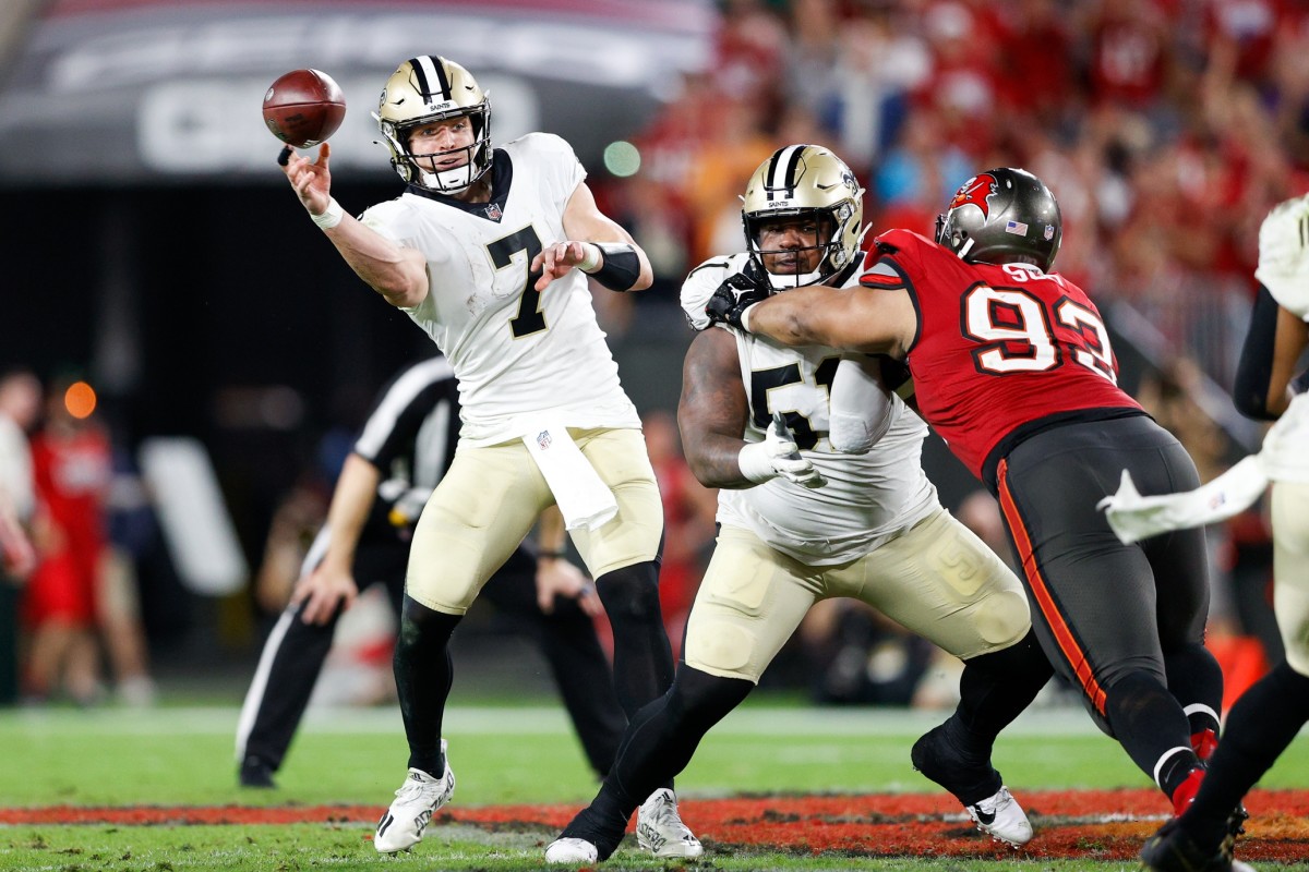 Dec 19, 2021; New Orleans Saints quarterback Taysom Hill (7) throws a pass against the Tampa Bay Buccaneers. Mandatory Credit: Nathan Ray Seebeck-USA TODAY Sports