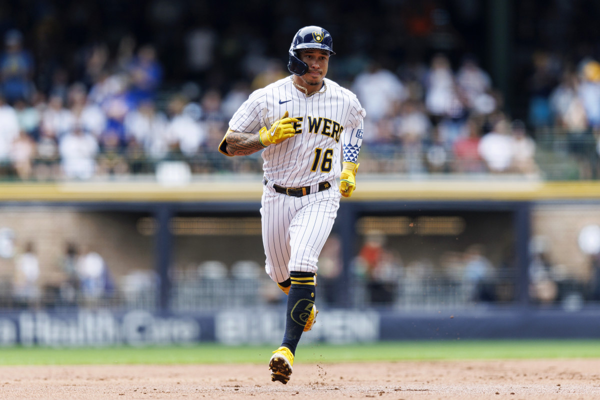 Brewers second baseman Kolten Wong runs the bases.