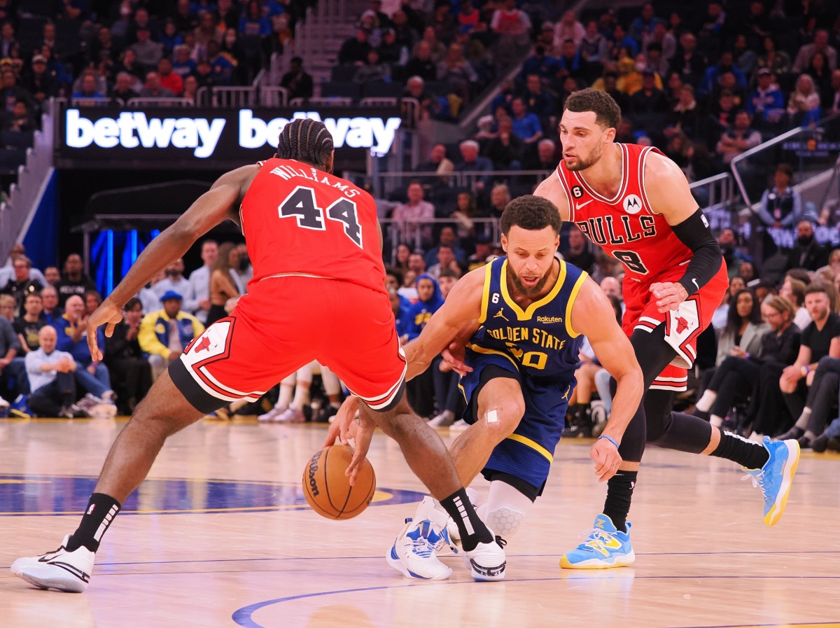 Golden State Warriors point guard Stephen Curry (30) is called for traveling as he drives in between Chicago Bulls forward Patrick Williams (44) and guard Zach LaVine (8)