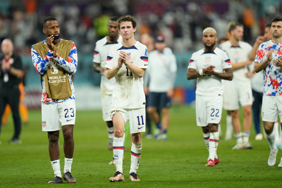 USMNT players applaud their supporters after a loss to the Netherlands