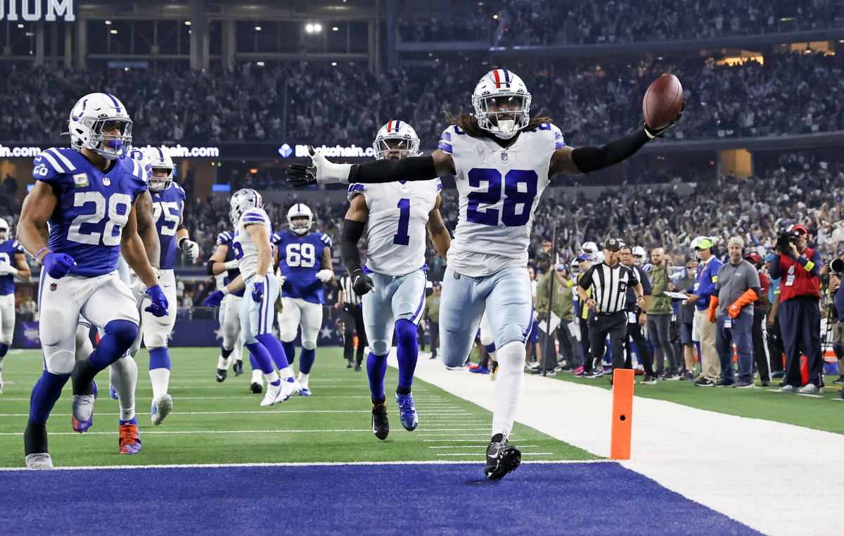 Dec 4, 2022; Arlington, Texas, USA; Dallas Cowboys safety Malik Hooker (28) recovers a fumble and runs it back for a touchdown during the fourth quarter against the Indianapolis Colts at AT&T Stadium.