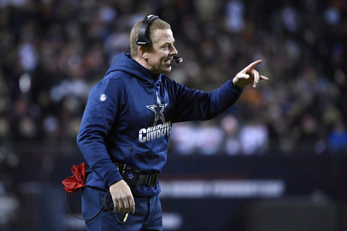 Dallas Cowboys head coach Jason Garrett reacts in the first half against the Chicago Bears at Soldier Field