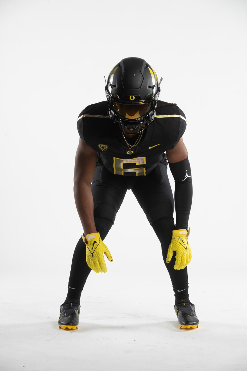 Chart Oak ATH Solomon Davis during a photoshoot on an unofficial visit to Oregon in late November.