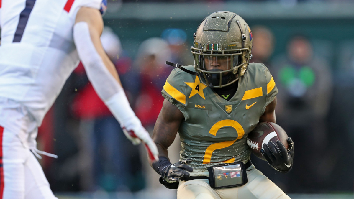 Army quarterback Tyhier Tyler (2) carries the ball against Navy in Dec. 2022.