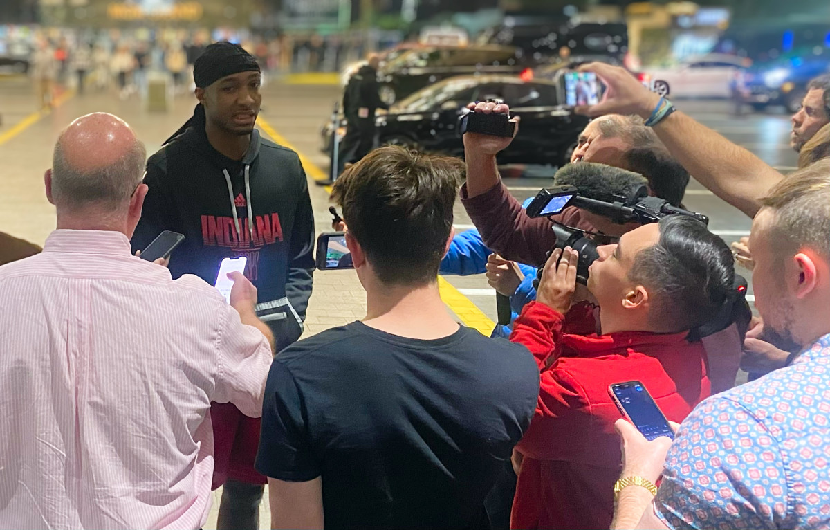Mano du centai: ryškios šviesos netrukdo Indianos Hoosiers antro kurso gvardijai Tamar Bates