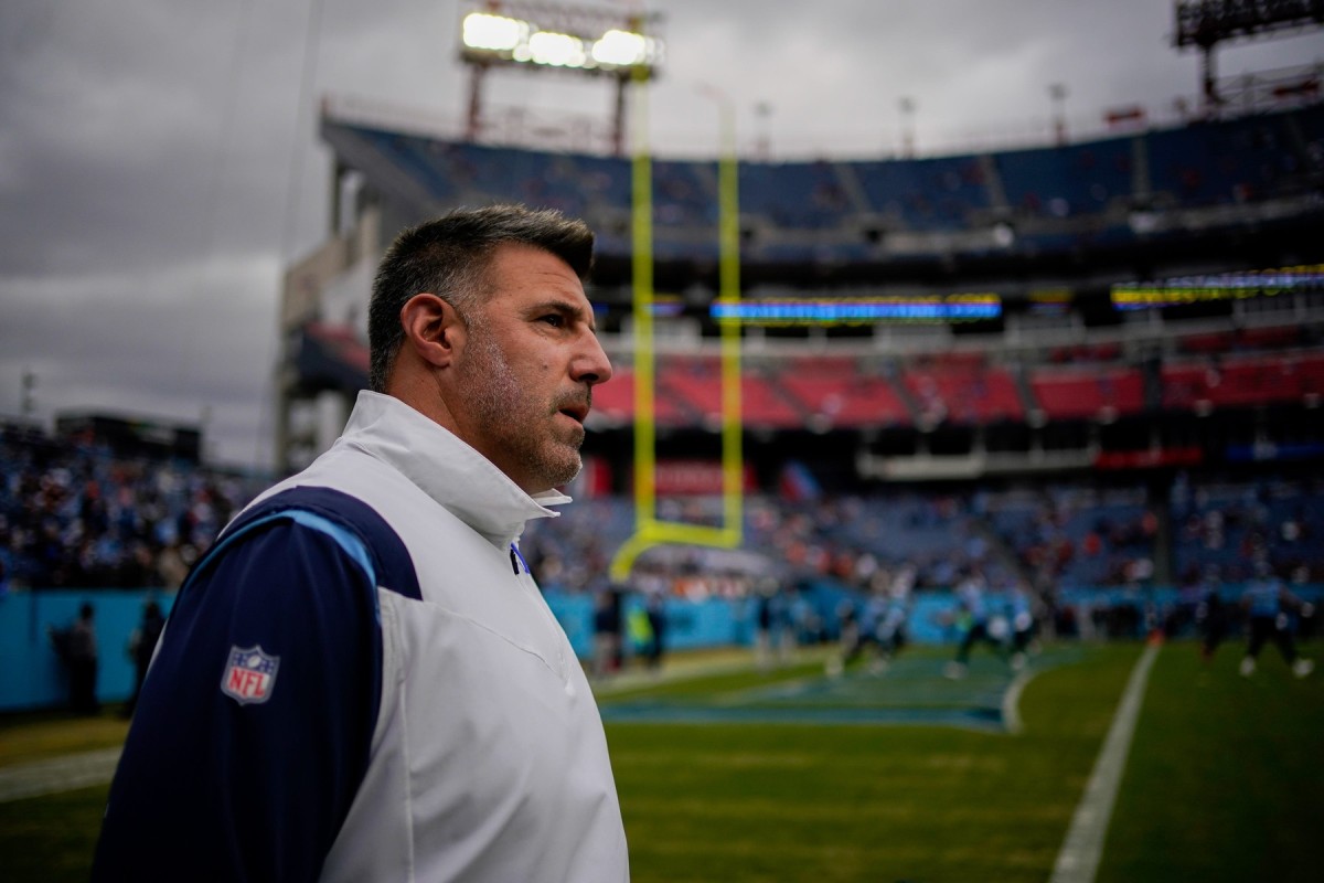 Tennessee Titans head coach Mike Vrabel watches warm ups as the team gets ready to face the Cincinnati Bengals at Nissan Stadium Sunday, Nov. 27, 2022, in Nashville, Tenn.