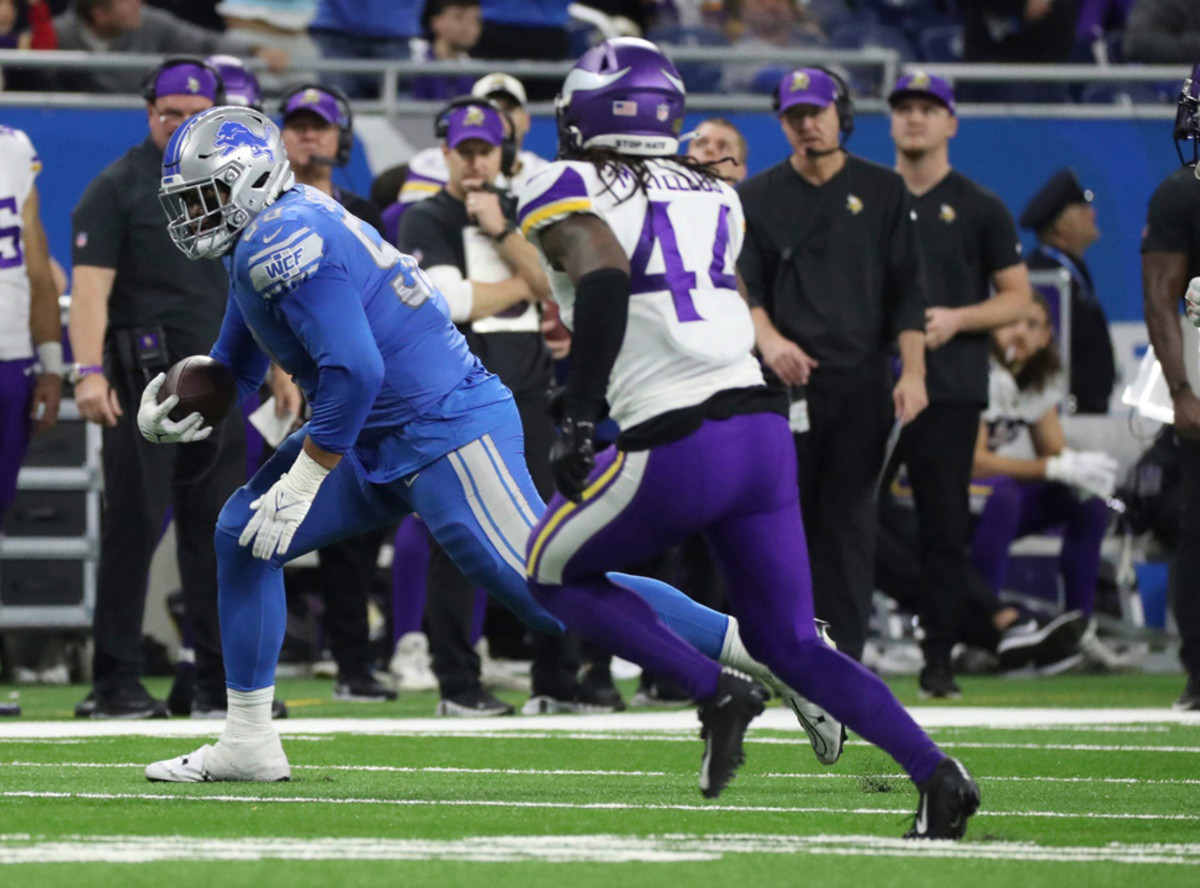 Detroit Lions right tackle Penei Sewell secures a reception against the Minnesota Vikings.