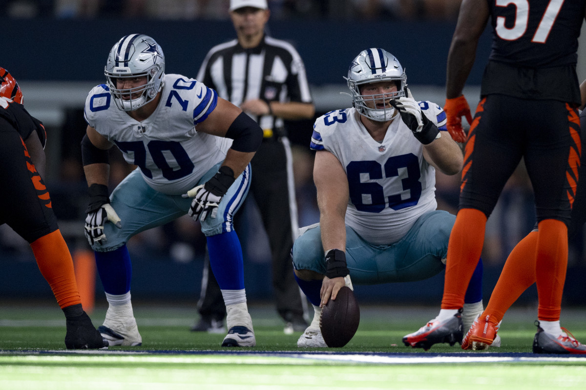 Zack Martin and Tyler Biadasz before the snap in a Cowboys-Bengals game