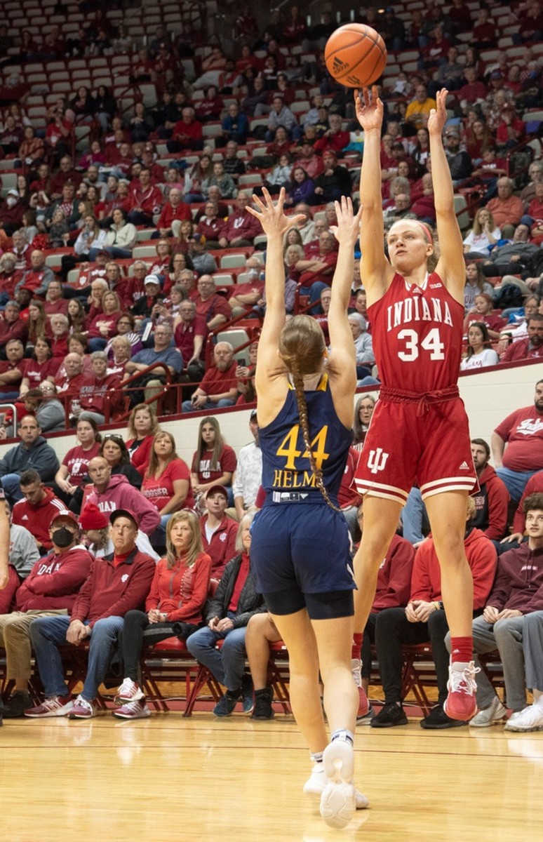 Indiana's Grace Berger (34) shoots during the Indiana versus Quinnipiac women's basketball game at Simon Skjodt Assembly Hall on Sunday, Nov. 20, 2022.