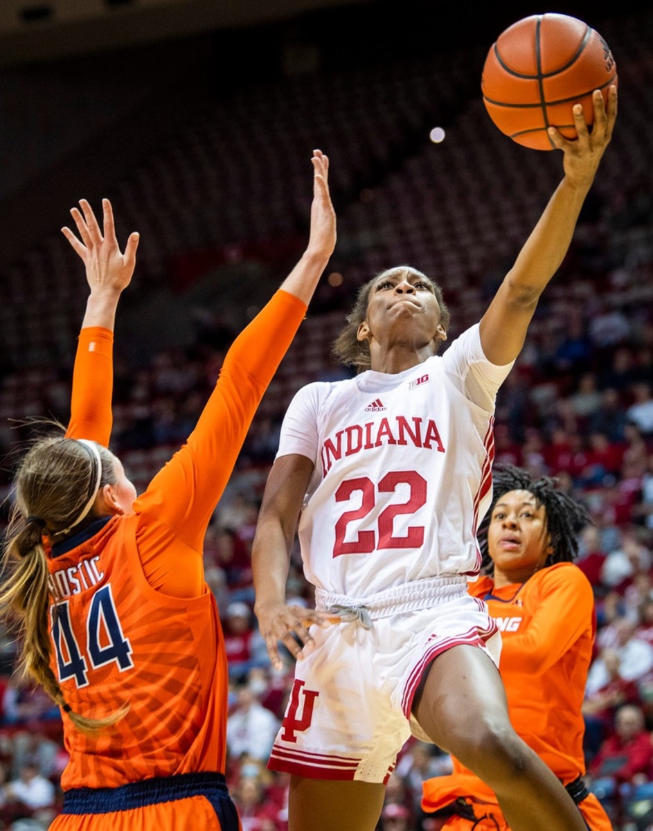 Indiana's Chloe Moore-McNeil (22) scores around Illinois' Kendall Bostic (44) during the first half of the Indiana versus Illinois women's basketball game at Simon Skjodt Assembly Hall on Sunday, Dec. 4, 2022.