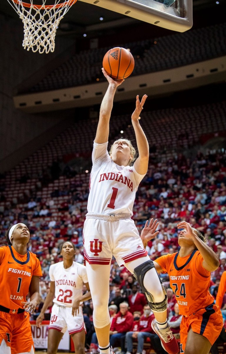Indiana's Lexus Bargesser (1) shoots during the first half of the Indiana versus Illinois women's basketball game at Simon Skjodt Assembly Hall on Sunday, Dec. 4, 2022.