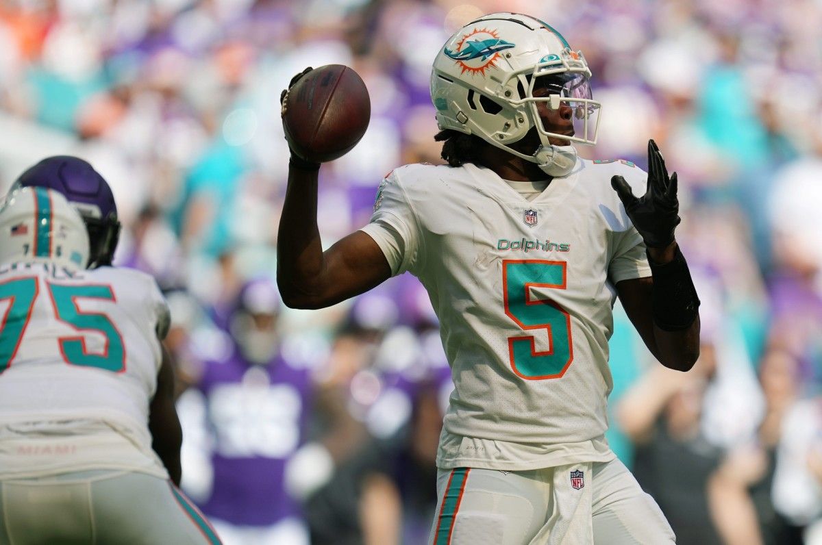 Miami Dolphins quarterback Teddy Bridgewater (5) drops back to pass against the Minnesota Vikings in the fourth quarter an NFL game at Hard Rock Stadium in Miami Gardens, Oct. 16, 2022.