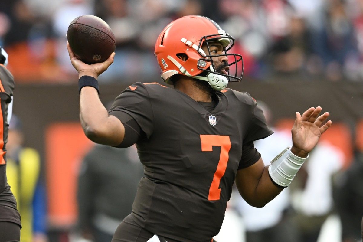 Cleveland Browns quarterback Jacoby Brissett (7) throws a pass during the first quarter against the Tampa Bay Buccaneers at FirstEnergy Stadium.