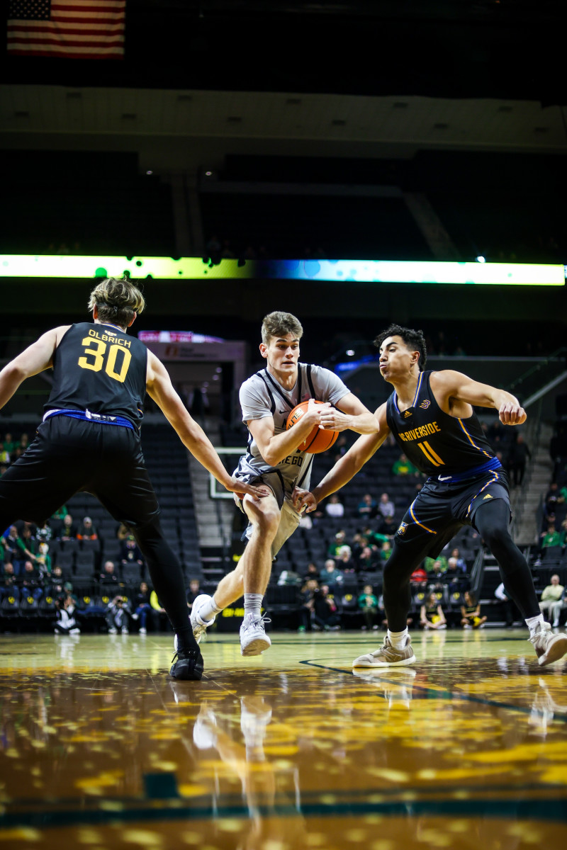 Oregon Ducks guard Brennan Rigsby drives for a layup against UC Riverside.