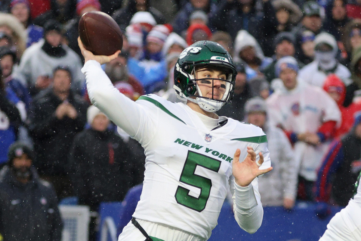 New York Jets quarterback Mike White agreed to a free-agent deal with the Dolphins.