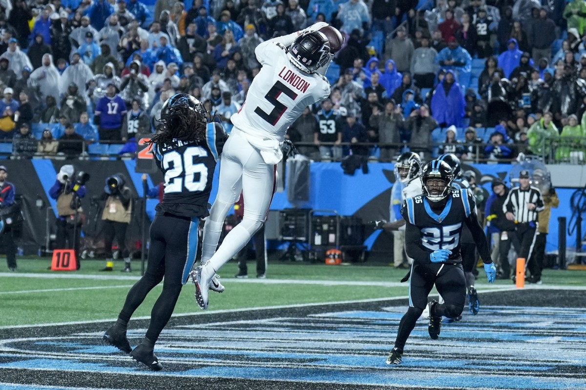 Atlanta Falcons wide receiver Drake London (5) catches a touchdown against the Carolina Panthers. Mandatory Credit: Jim Dedmon-USA TODAY Sports