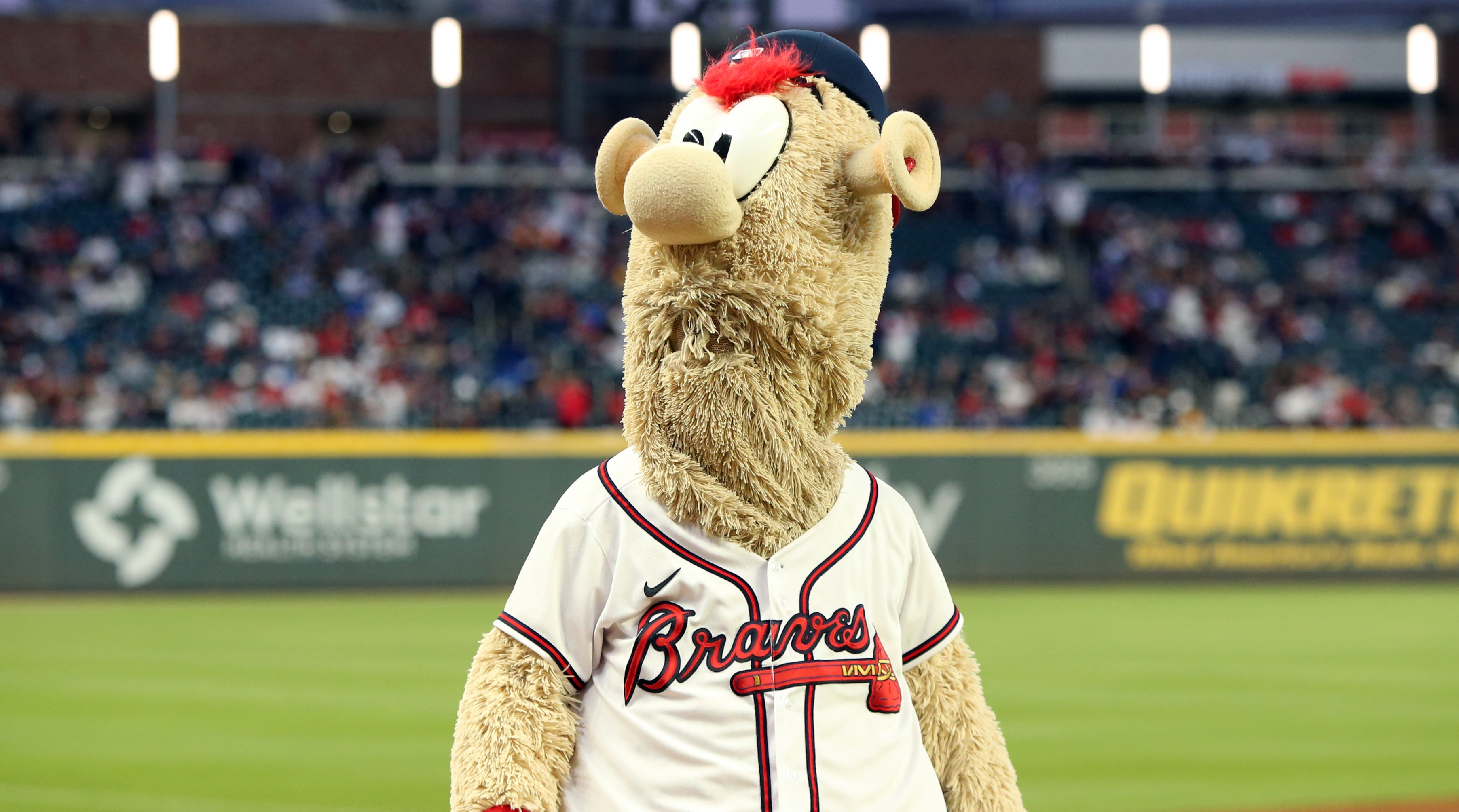 Braves mascot Blooper fails in trying to jump through tables