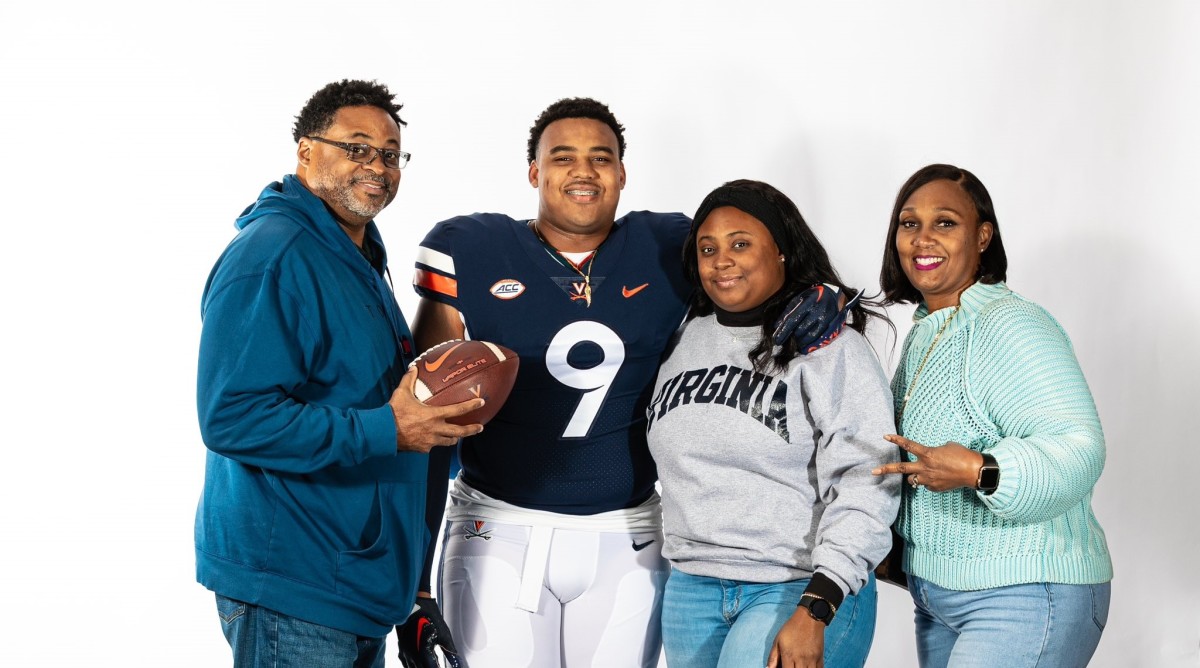 Three-star defensive lineman Jason Hammond II announces his commitment to the Virginia football program.