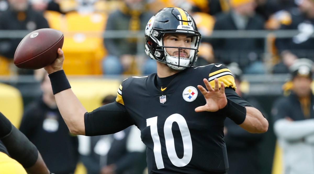 Steelers quarterback Mitch Trubisky (10) passes the ball during a game against the Ravens.