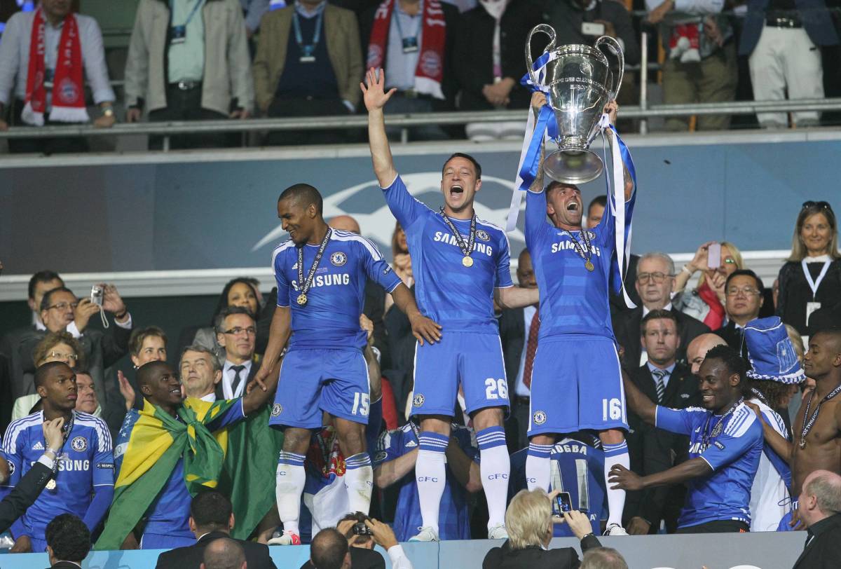 John Terry pictured (center) wearing full Chelsea kit after the 2012 UEFA Champions League final despite not playing in the game