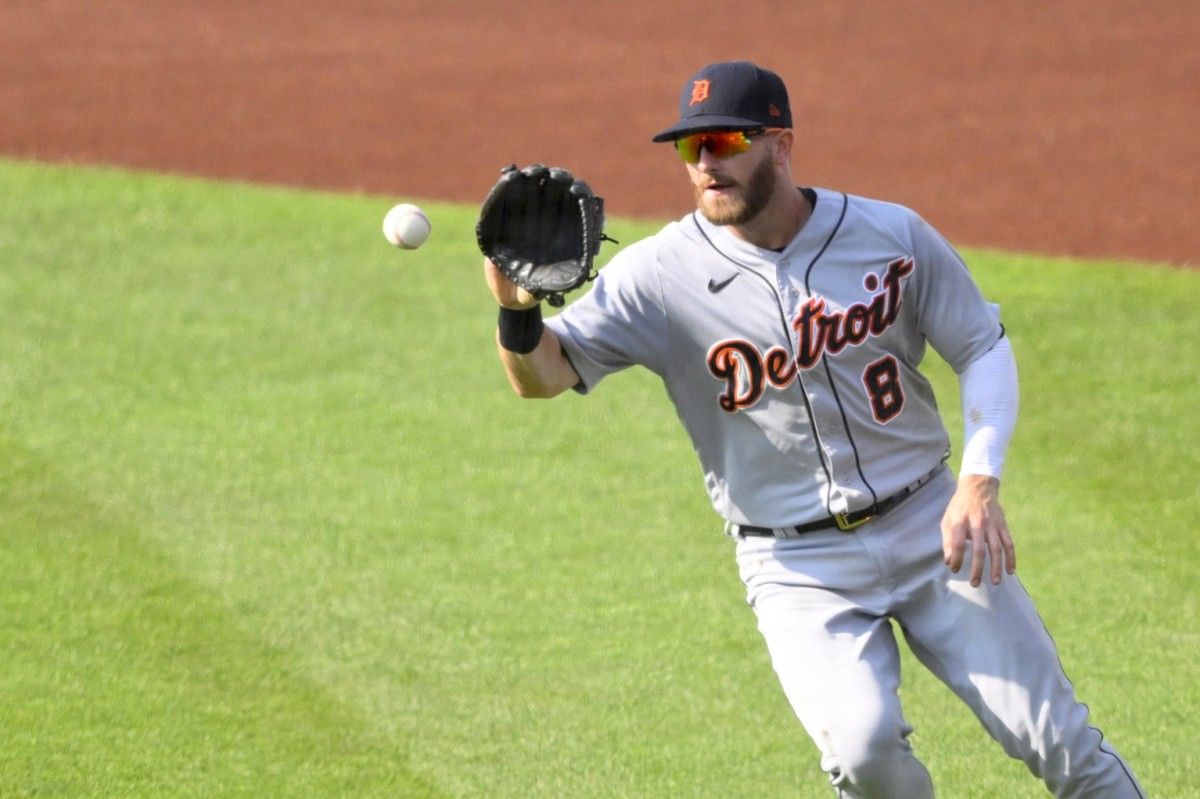Detroit Tigers OF Robbie Grossman fields ball