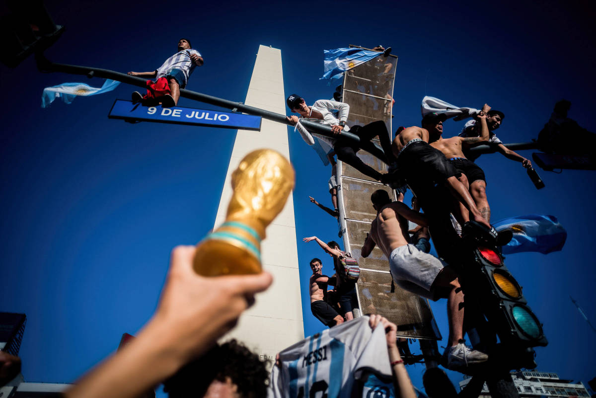 La otra cara del triunfo, destrozos millonarios en el Obelisco de Buenos Aires