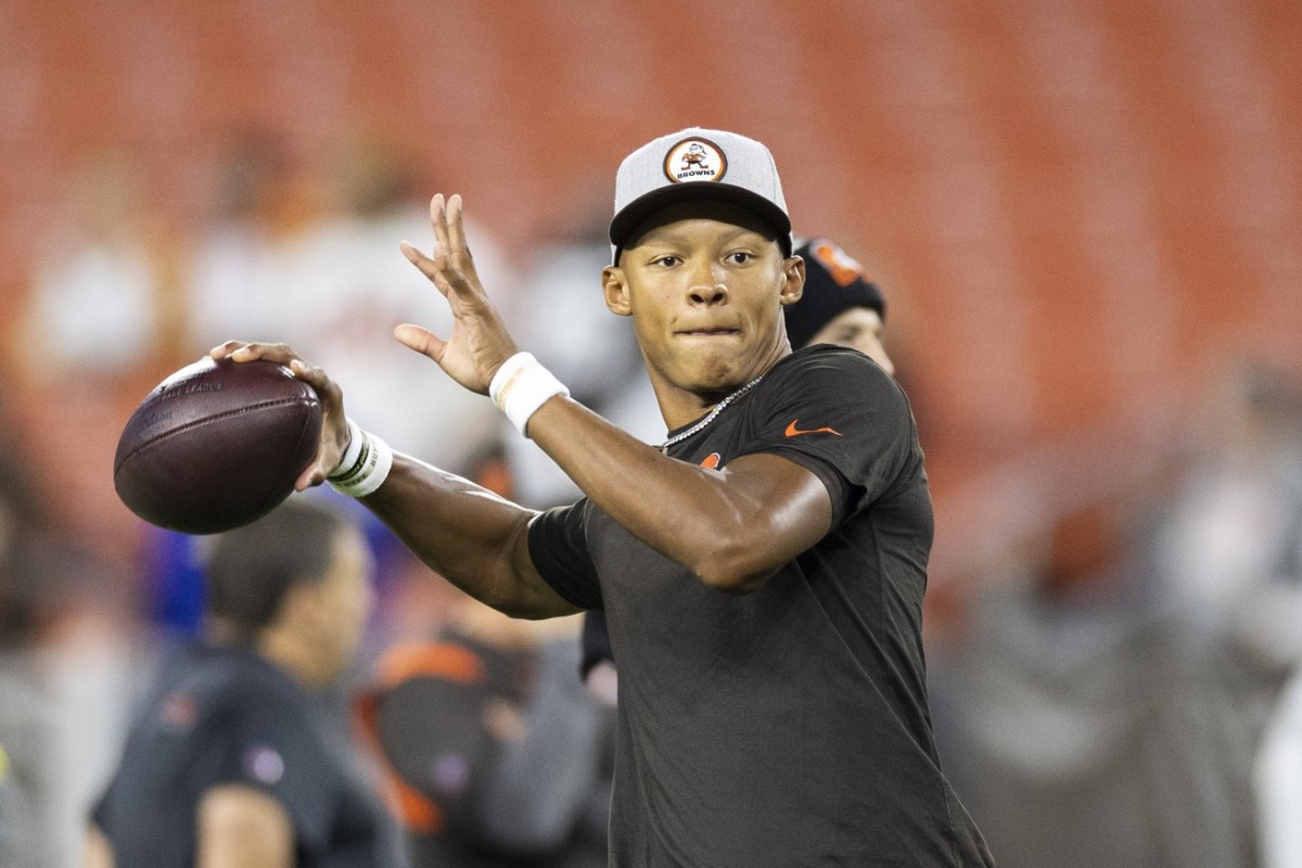 Cleveland Browns quarterback Joshua Dobbs (15) throws the ball during warmups before the game against the Cincinnati Bengals at FirstEnergy Stadium.