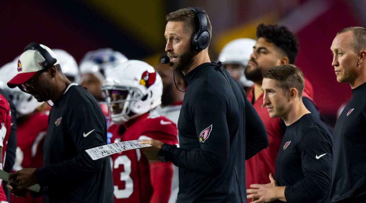 Cardinals coach Kliff Kingsbury on the sideline during a game.