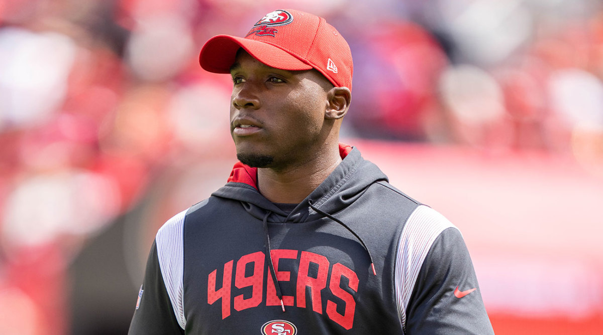 49ers defensive coordinator DeMeco Ryans wearing a Niners sweathshirt and hat.