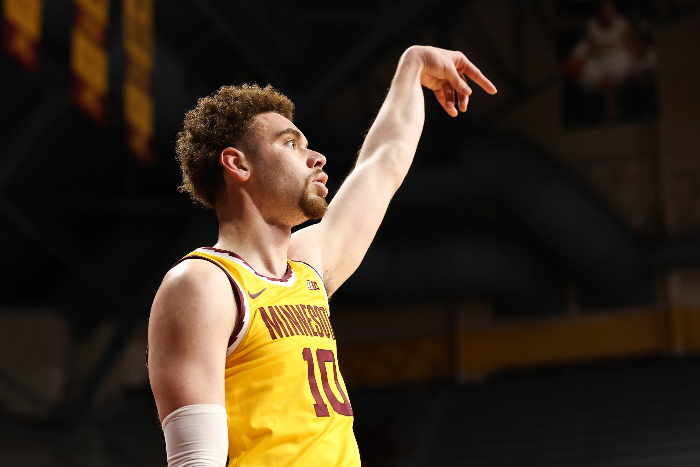 Watch Gophers' Jamison Battle's incredibly lucky, unintentional shot