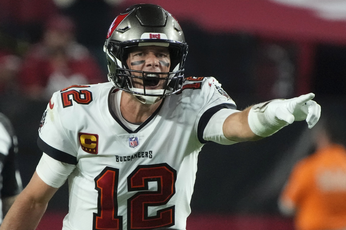 Buccaneers QB Tom Brady calls a play at the line of scrimmage