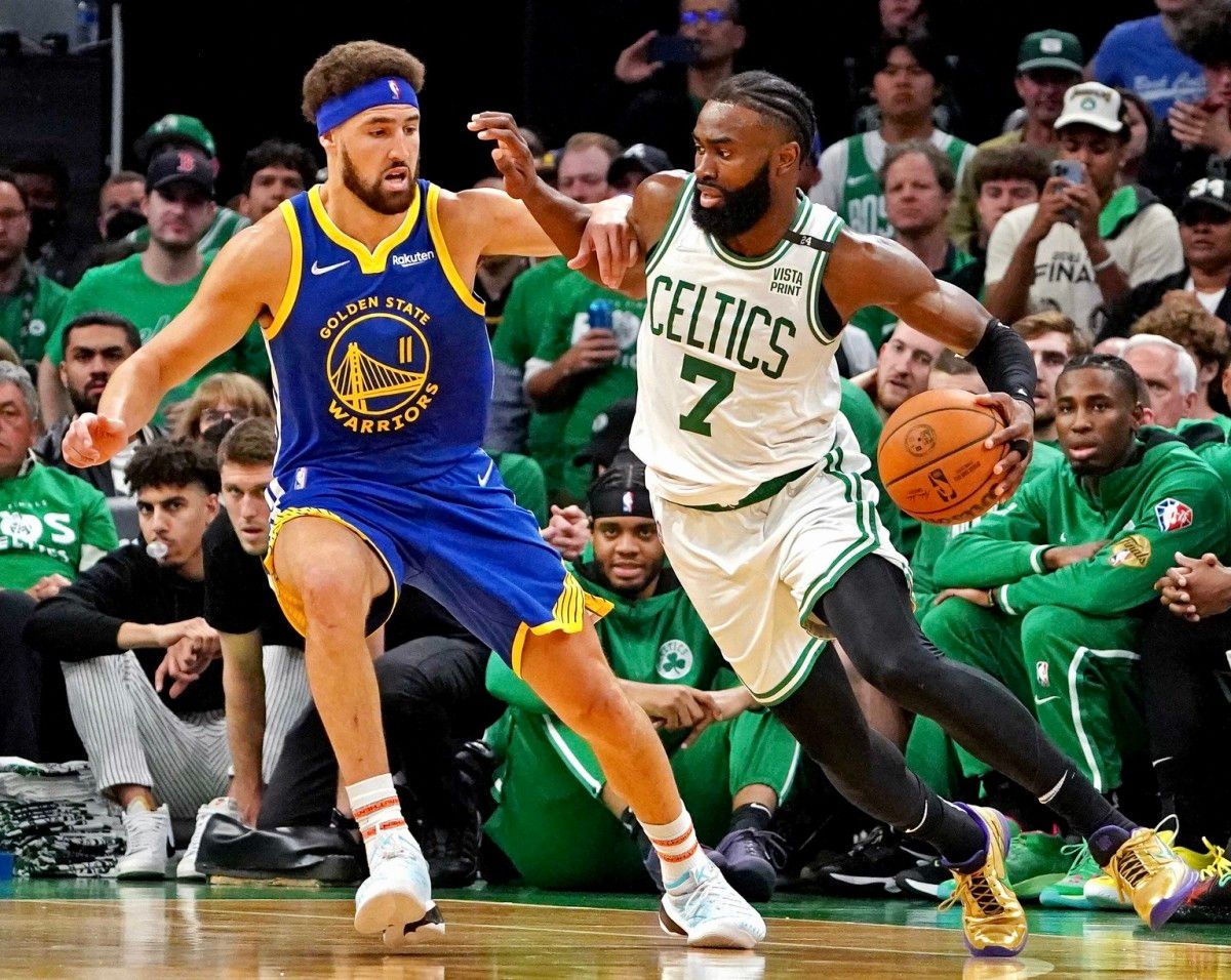 Jaylen Brown drives on Klay Thompson