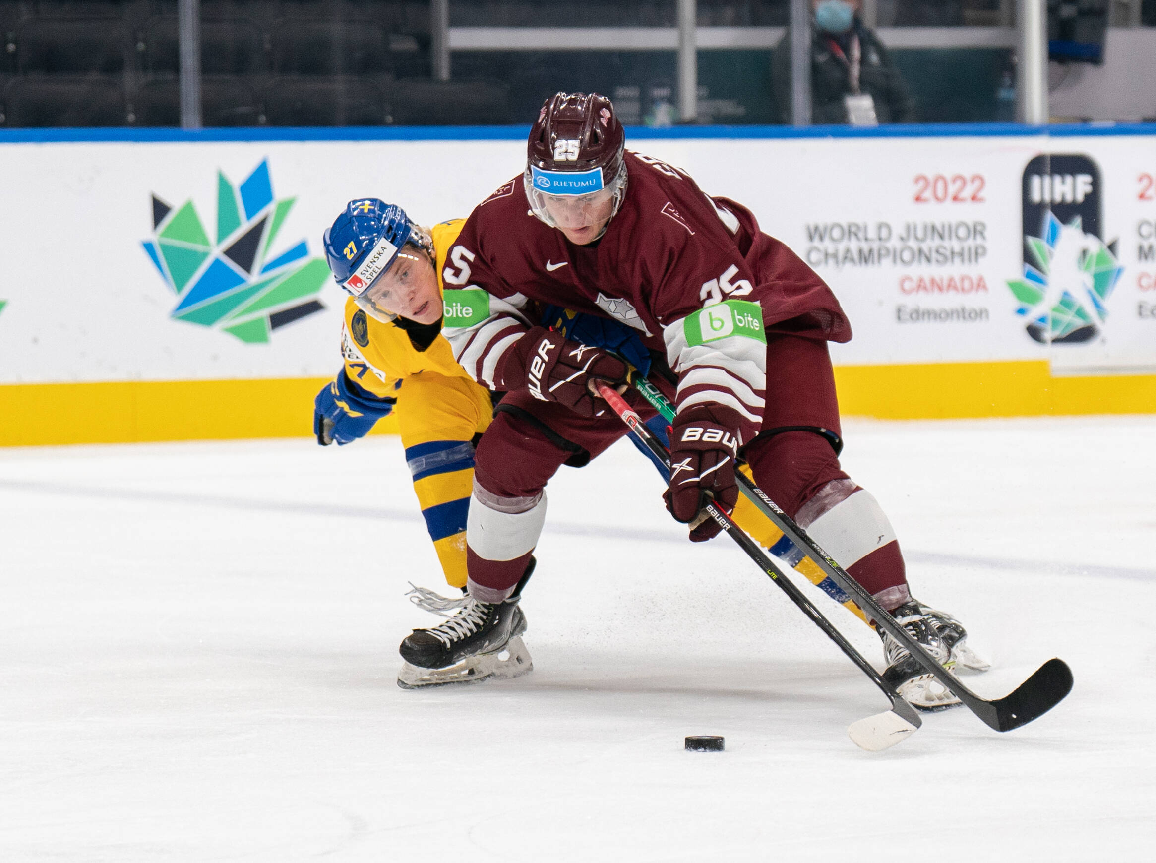 Latvija pret Kanādu: IIHF pasaules junioru hokeja bezmaksas tiešraide — kā skatīties un straumēt virslīgas un koledžu sporta spēles