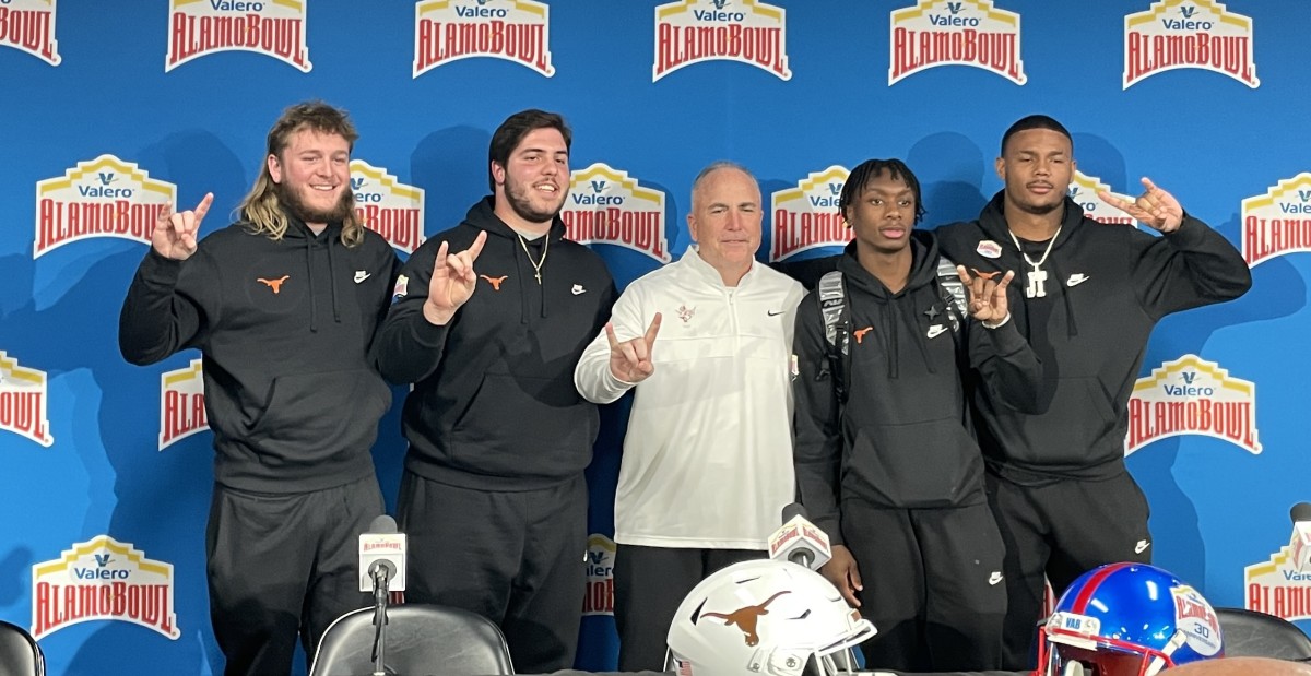 Quinn Ewers and his fellow Longhorns pose for an Alamo Bowl photo.