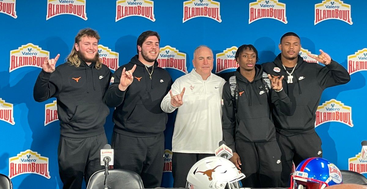 Quinn Ewers and his fellow Longhorns pose for an Alamo Bowl photo.