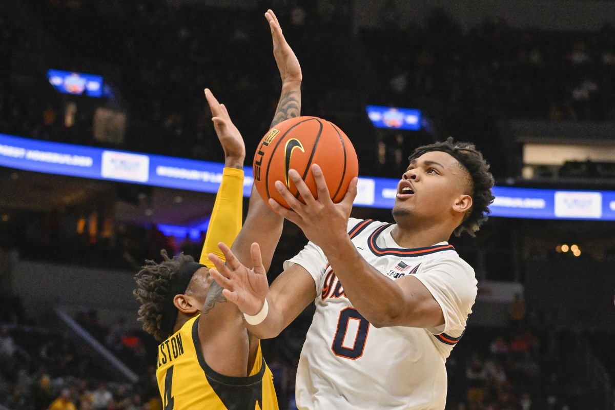 Illinois guard Terrence Shannon Jr. (0) shoots against Missouri's DeAndre Gholston (4). (Jeff Curry-USA TODAY Sports)