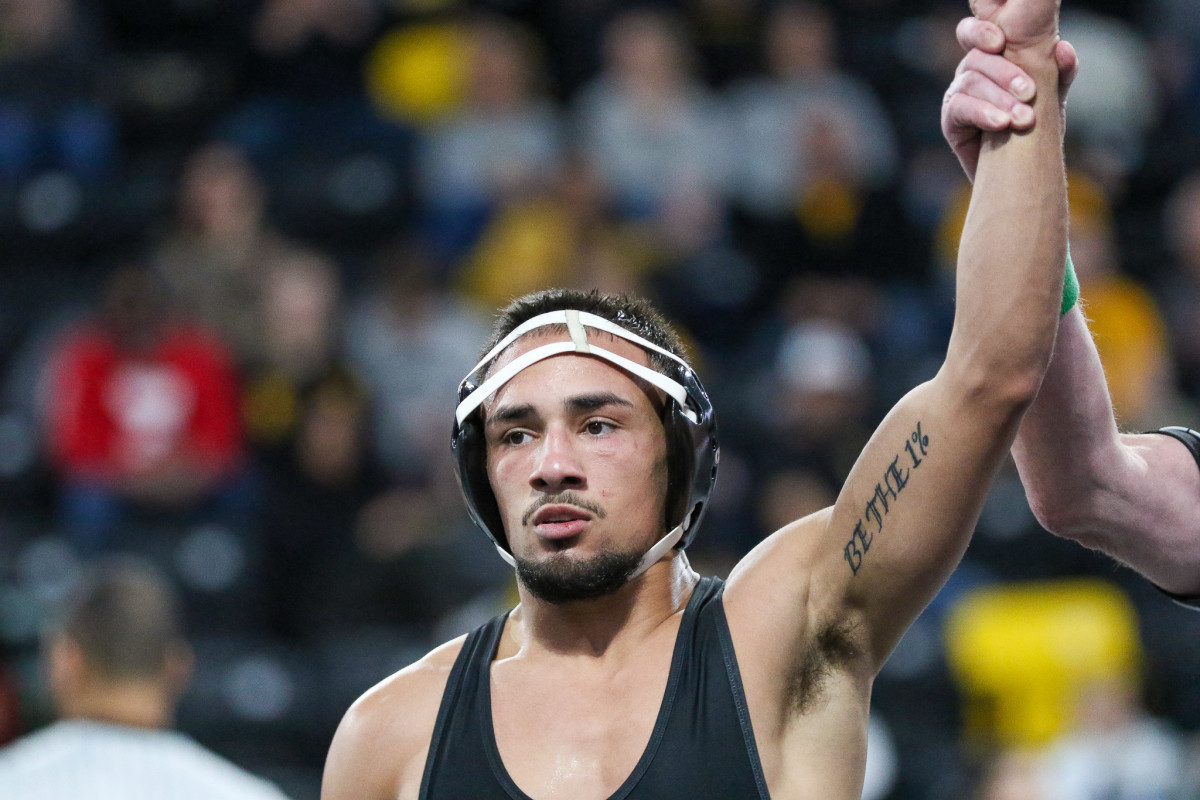 Iowa Wrestlers Dominate Michigan - Sports Illustrated Iowa Hawkeyes