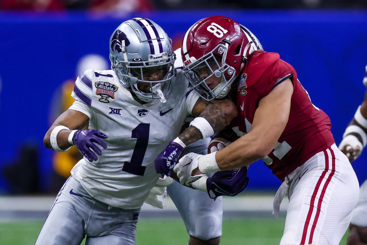 Alabama Crimson Tide tight end Cameron Latu (81) runs the ball against Kansas State Wildcats safety Josh Hayes (1) during the second half in the 2022 Sugar Bowl at Caesars Superdome.