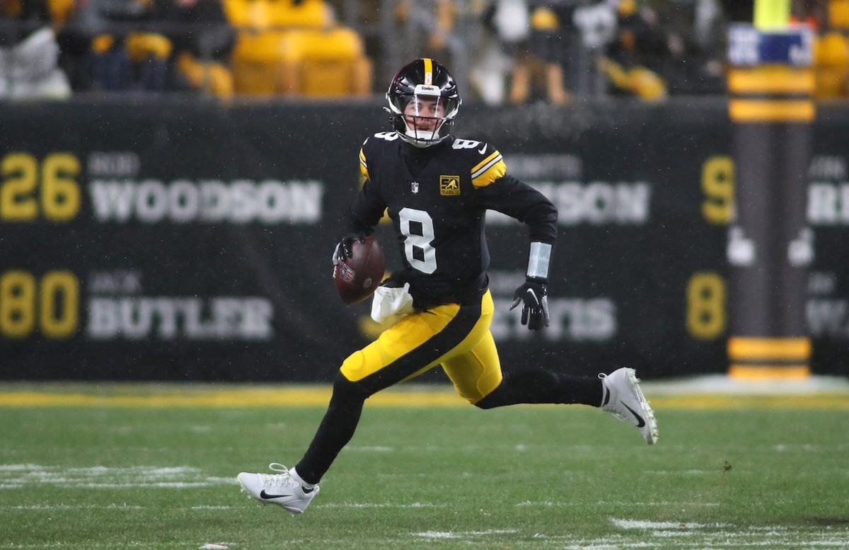 Kenny Pickett Wins Pittsburgh Steelers Rookie of Year Sports