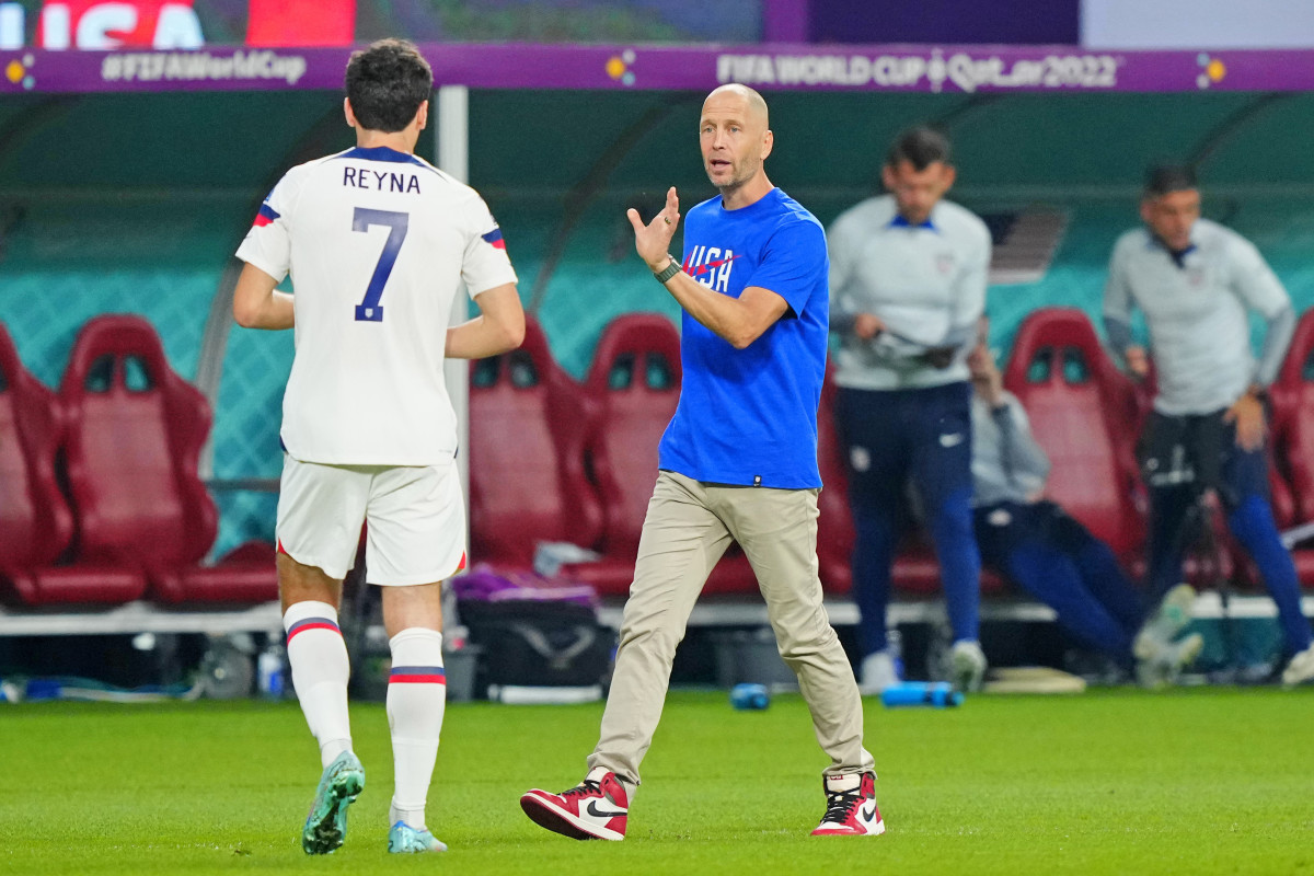 USMNT manager Gregg Berhalter talks with Gio Reyna during the World Cup.