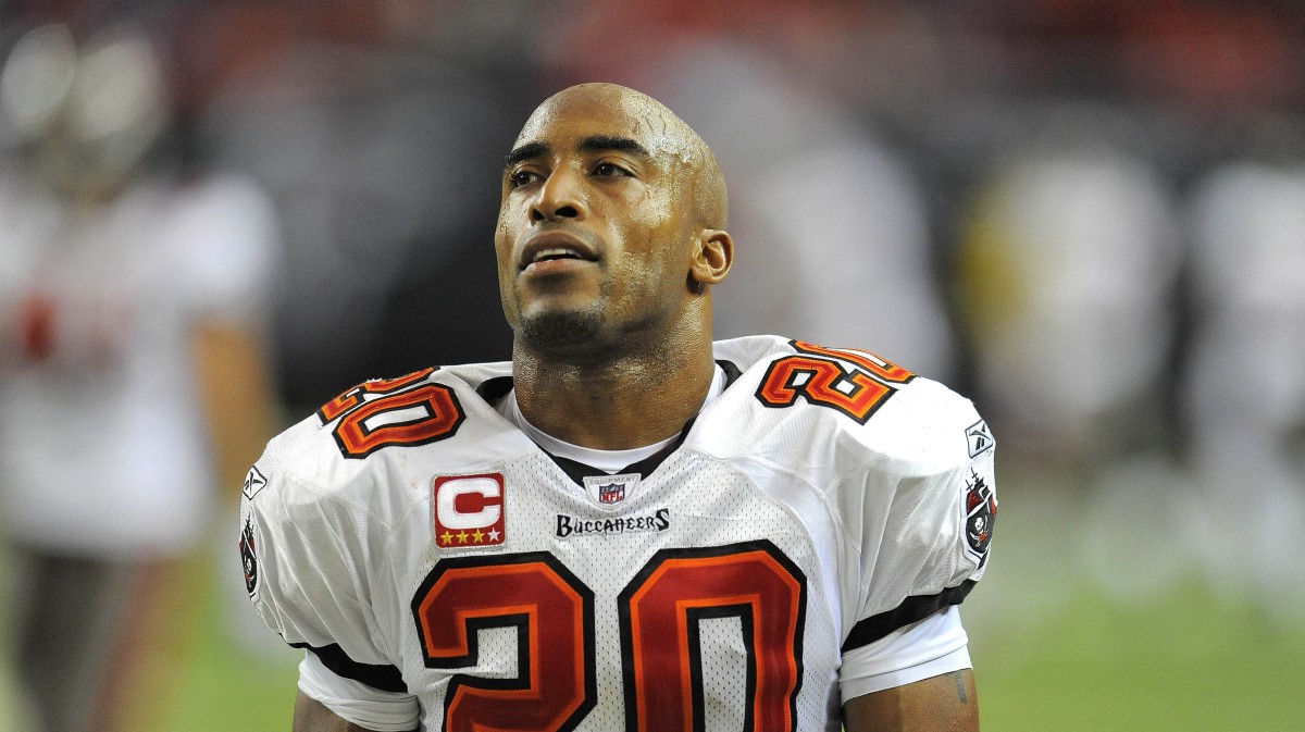 Ronde Barber a Pro Football Hall of Fame Finalist for Third-Straight Year -  Sports Illustrated Virginia Cavaliers News, Analysis and More