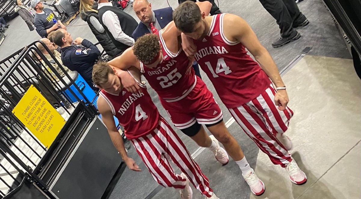 Indiana forward Race Thompson (25) had to be helped off the court after injuring his knee late in the first half. (HoosiersNow.com photo by Becky Rigel)